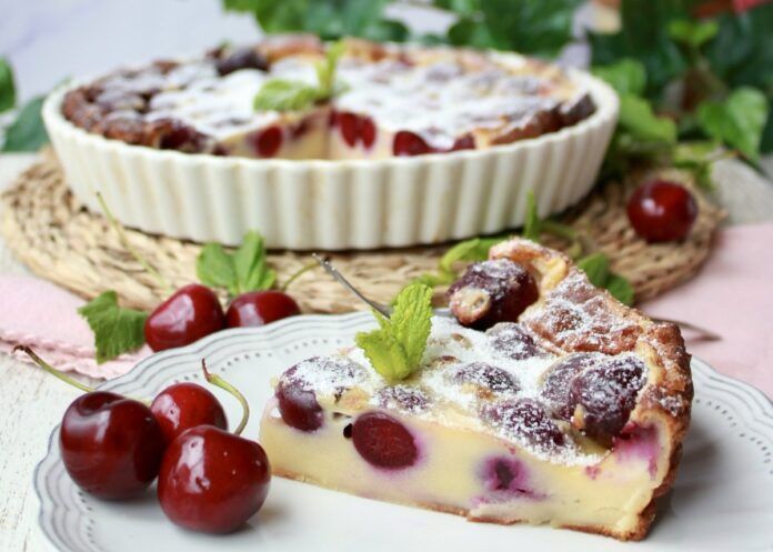 vista del corte y la porcion de tarta o clafoutis de cerezas