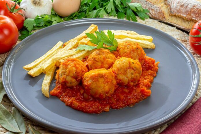 albondigas de pollo con salsa de tomate