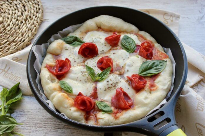 pizza decorada con hojas de albahaca fresca