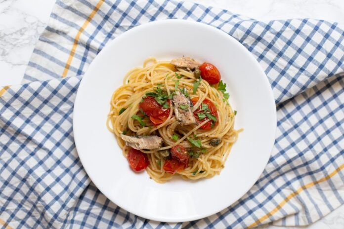 espaguetis con tomates cherry sardinas y alcaparras