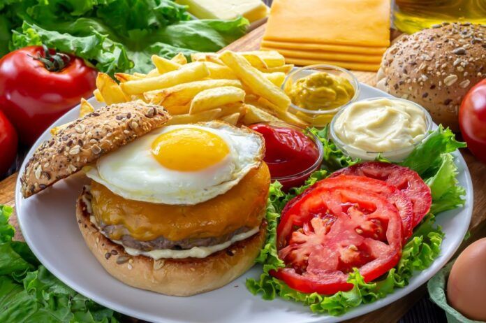 hamburguesa de carne con huevo tomate queso y lechuga