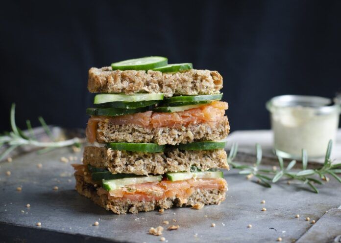 torre de sandwich de salmon y pepino