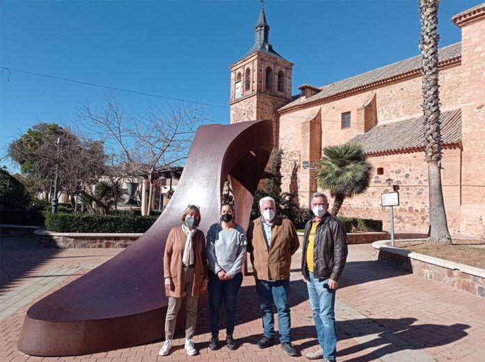 Eva Maria Rabadan concejala de Cultura de Granatula Calatrava junto a los promotores de FELIPA y la responsable de la Biblioteca Municipal 1