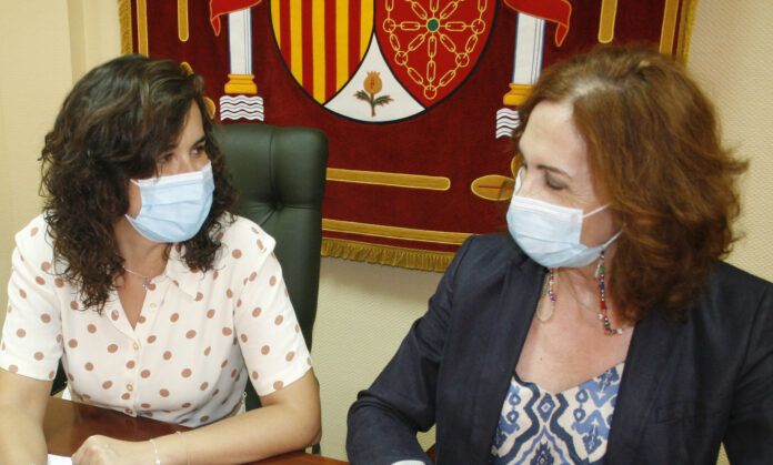 La alcaldesa de Calzada de Calatrava Gema Maria Garcia Rios conversando con la Subdelegada del Gobierno en Ciudad Real Maria Angeles Herreros scaled