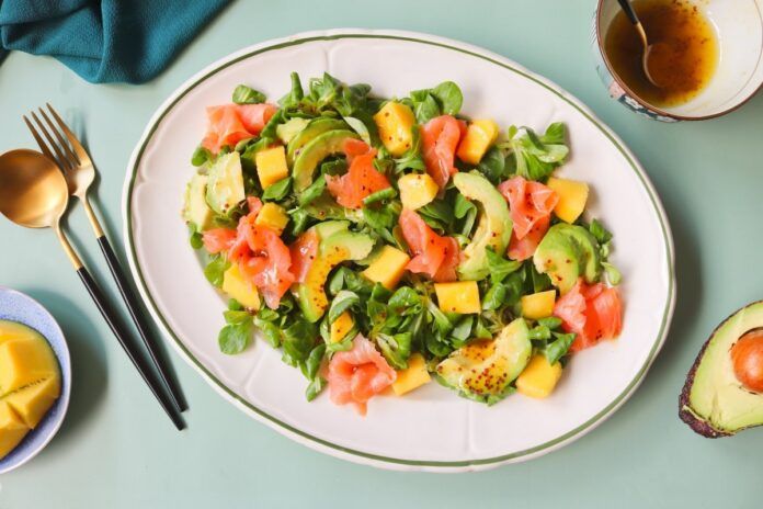 ensalada de salmon ahumado mango y aguacate