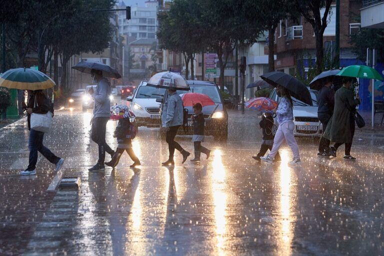 lluvia gente paraguas borrasca