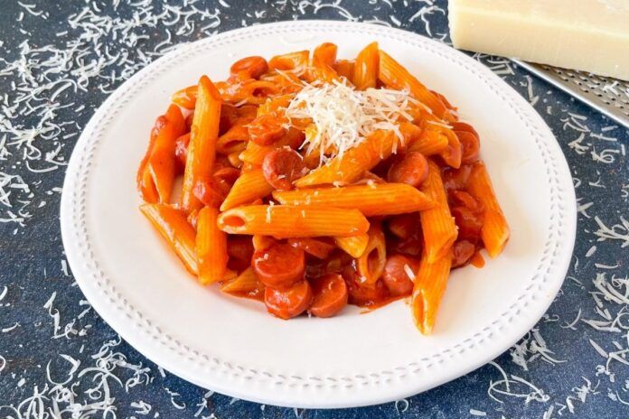 macarrones con salchichas y tomate