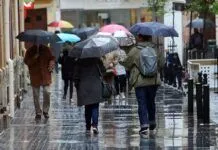 lluvia paraguas gente caminando frio