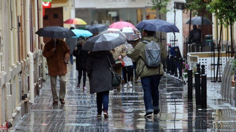 lluvia paraguas gente caminando frio