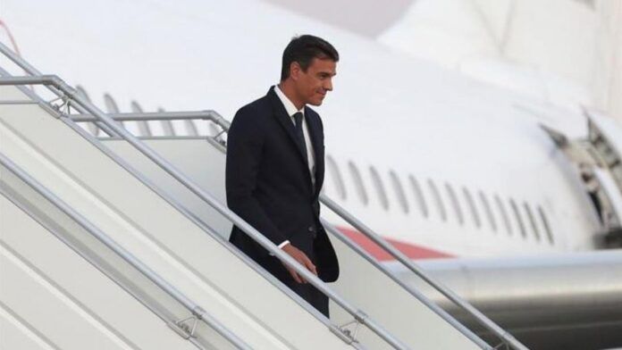 pedro sanchez bajando del avion