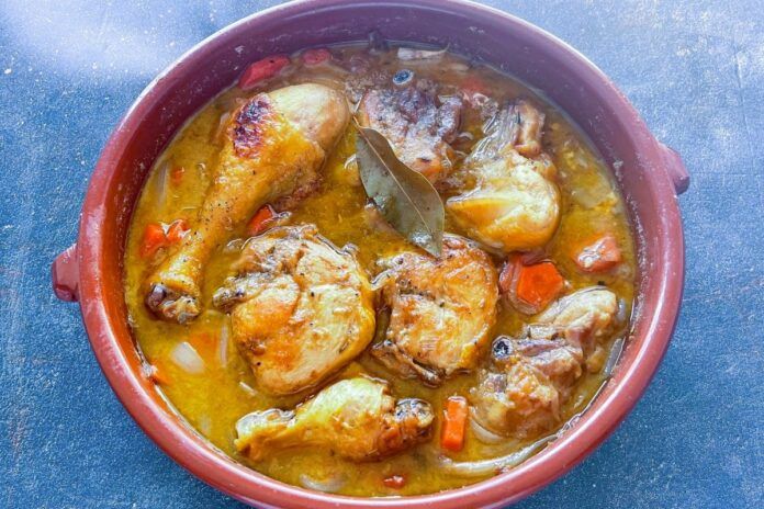 pollo en salsa de la abuela en cazuela de barro