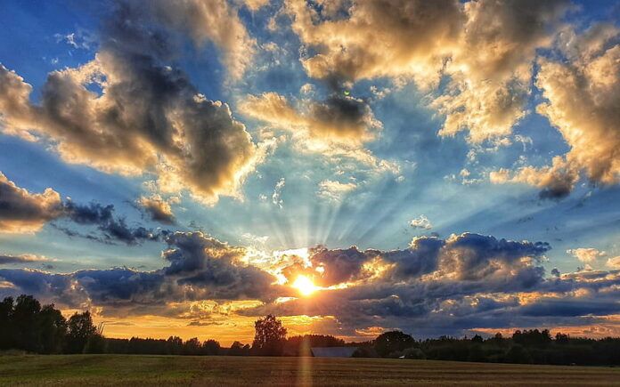 sol entre nubes