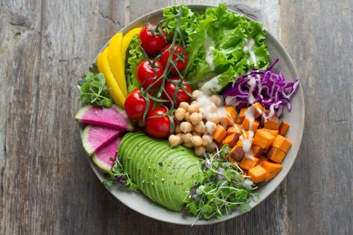 plato variado con verduras frescas legumbres frutas y hortalizas