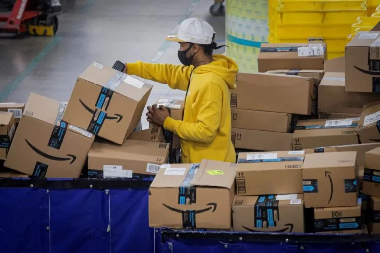 trabajador paquetes amazon