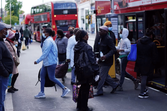 Britanicos prueban semana laboral de 4 dias