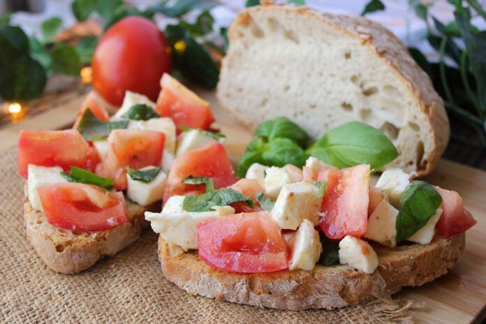 bruschettas con tomate y mozzarella