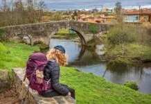 Senderista en el Puente de San Xoan camino de santiago sarria