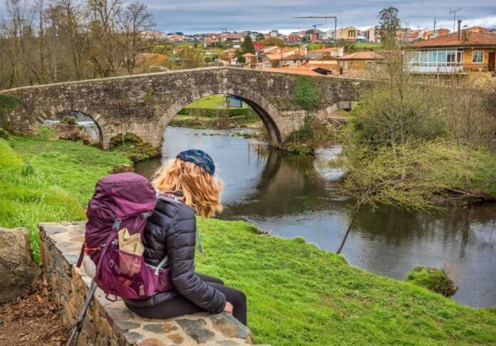 Senderista en el Puente de San Xoan camino de santiago sarria