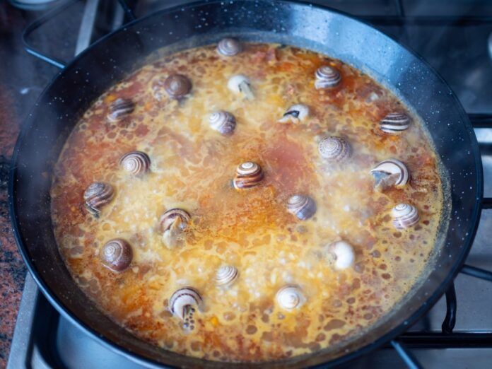 cocer el arroz para el arroz con caracoles