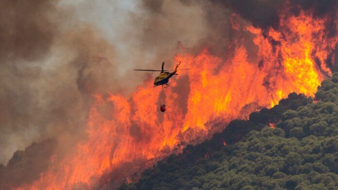 incendio monte helicoptero forestal