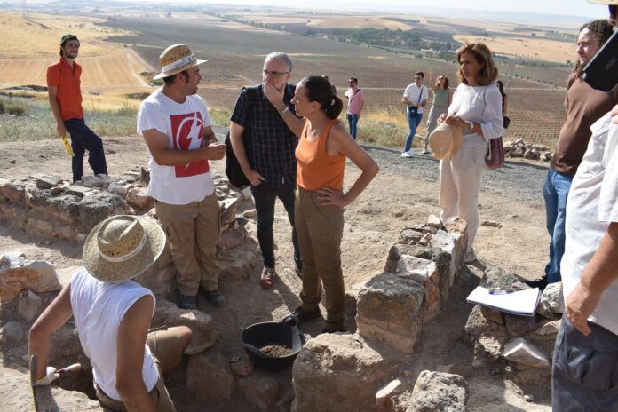 La alcaldesa visita las exavaciones arqueologicas de Alarcos 1 scaled