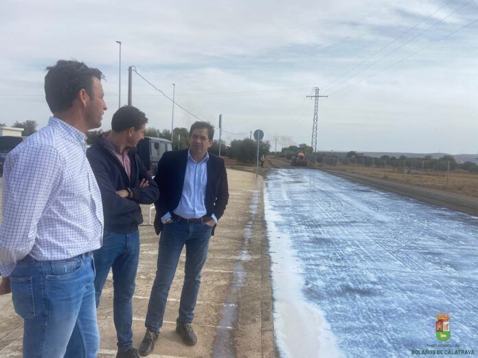 Alcalde y ediles visitando las obras de la via del Cordel de Cabeza Gorda. Bolanos de Cva. 2022