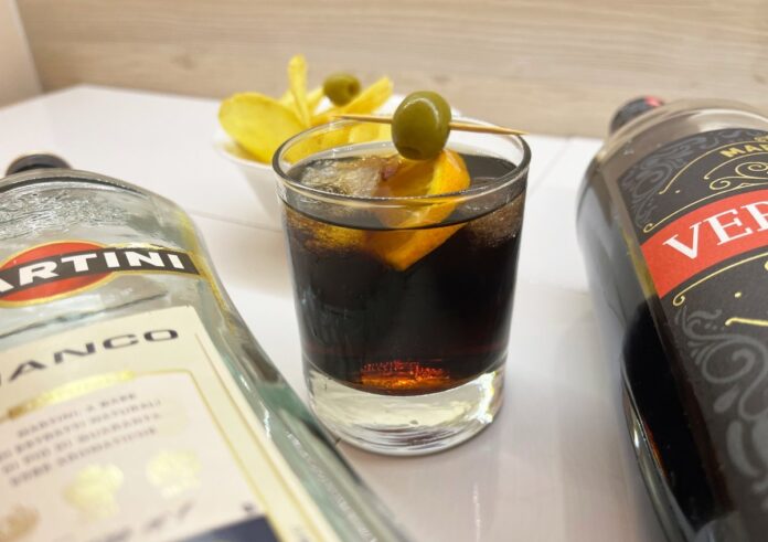 vermut rosso servido con media rodaja de naranja y una aceituna