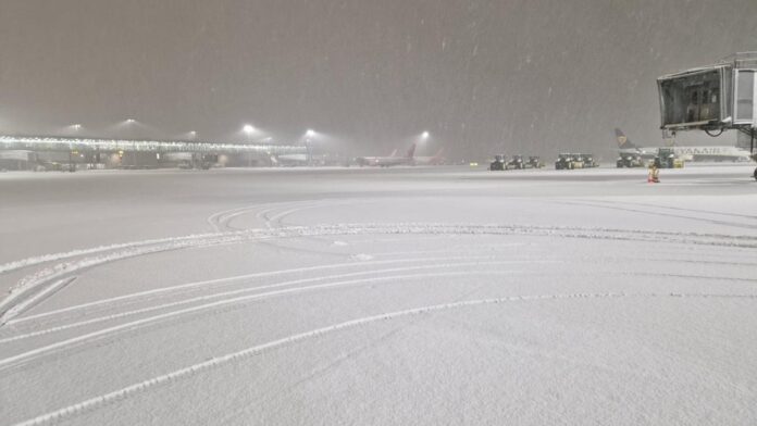 NEVADA AEROPUERTO NIEVE