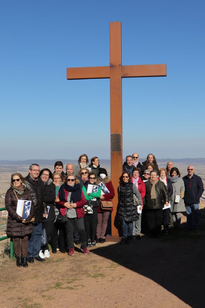 Algunos de los voluntarios de Vocatio junto a la cruz del cerro de Santa Brigida scaled