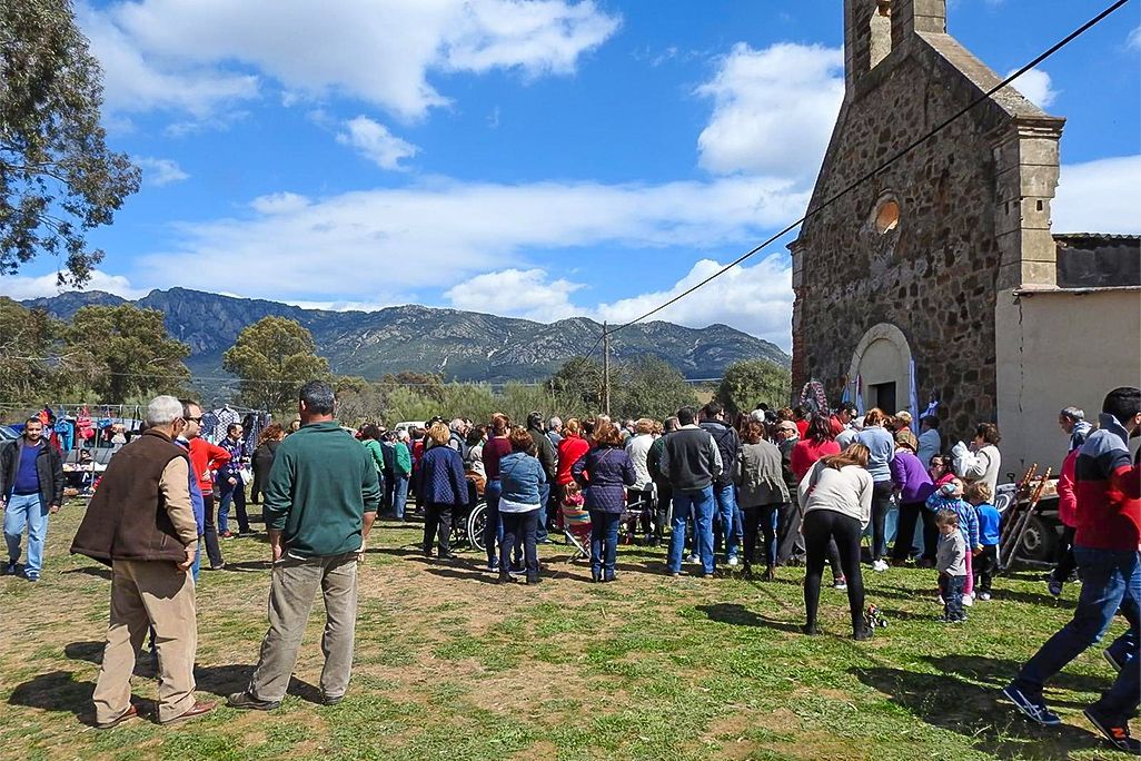 Imagen de archivo en la que se aprecia en un dia de romeria como era la portada de la ermita