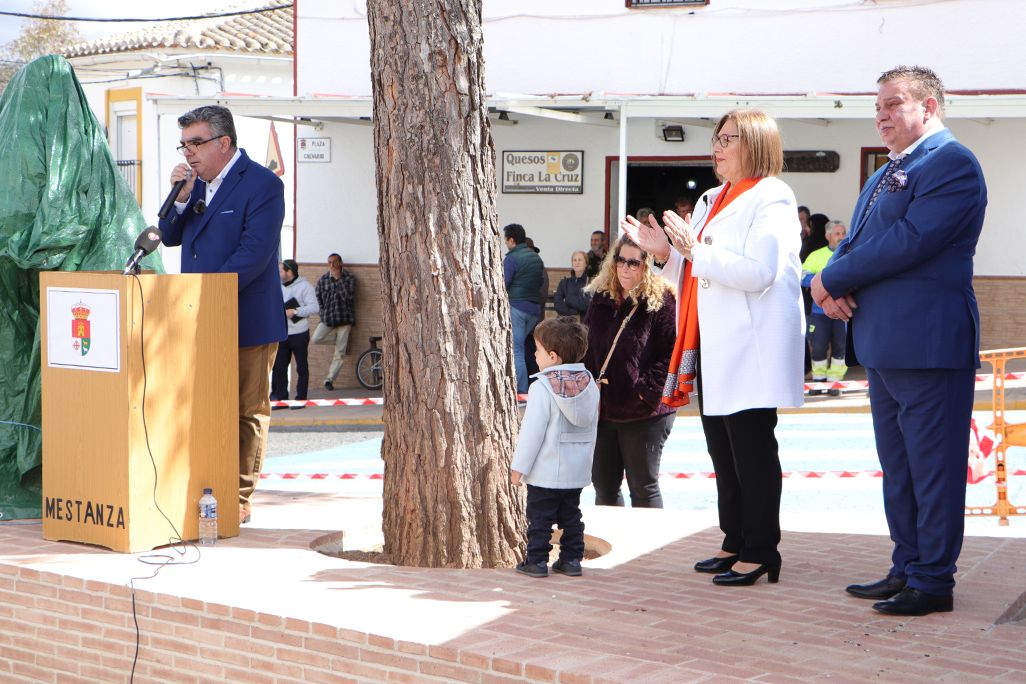 Buendia a la izquierda en presencia a la derecha de Aurora Rey y Carlos Guerra