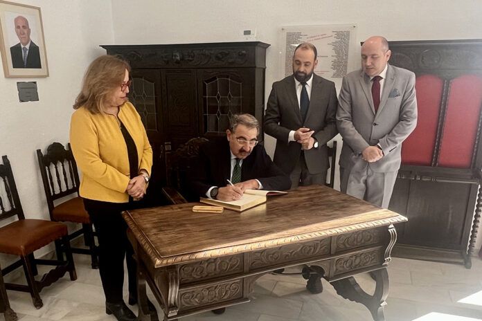 El consejero Fernandez Sanz firma el libro de honor del Ayuntamiento de Argamasilla de Calatrava