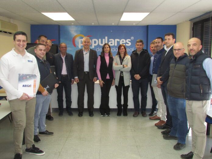 FOTO GRUPO REUNION ROMERO Y CALLEJAS CON POLICIAS NACIONALES Y GUARDIAS CIVILES scaled