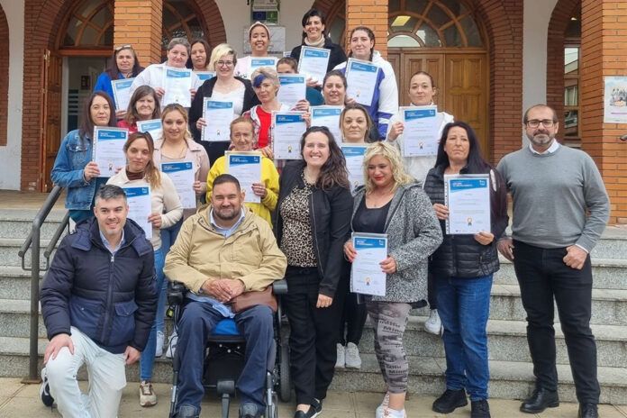 Gijon con el equipo docente y las participantes que muestran sus diplomas