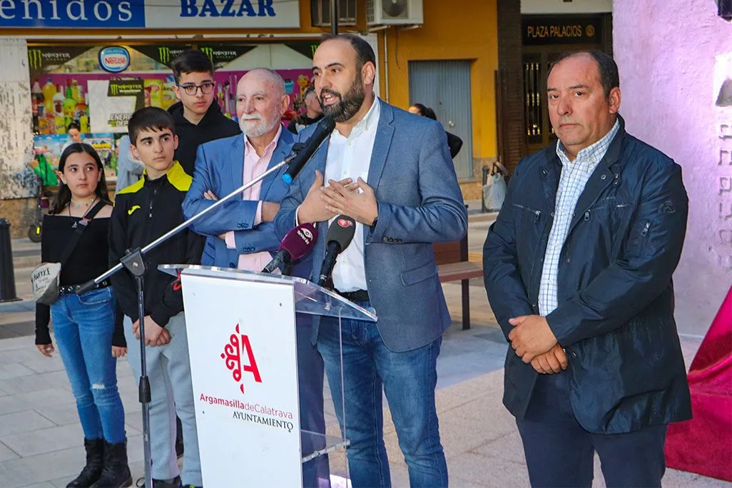 Jovenes del Consejo de Infancia y Adolescencia el escultor artista el alcalde y el concejal de Obras 1