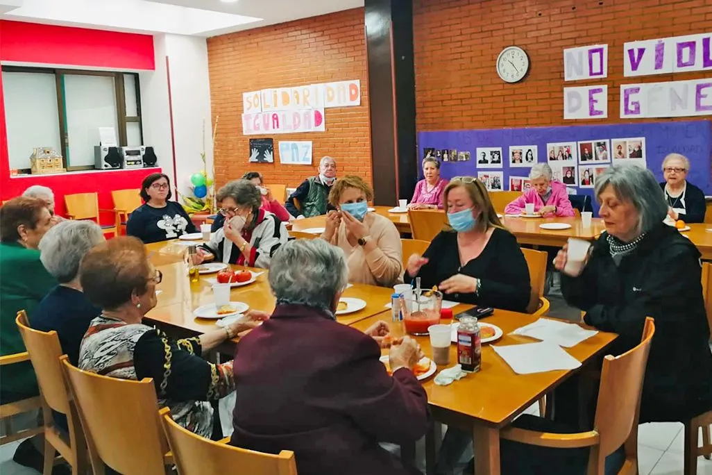 CLM: Las personas mayores del SEPAP en Argamasilla de Calatrava comparten un desayuno saludable 1 Usuarias tomando el desayuno saludable