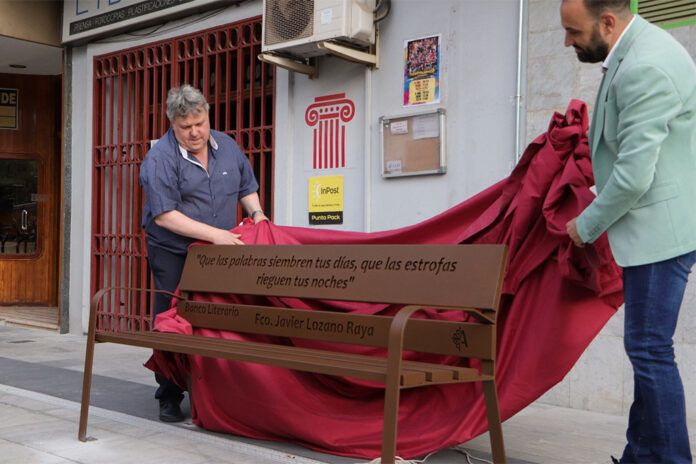 Alcalde y librero descubriendo el segundo banco literario de Argamasilla de Calatrava