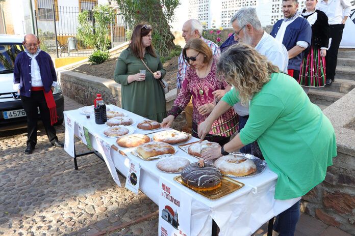 Miembros del jurado degustando los hornazos