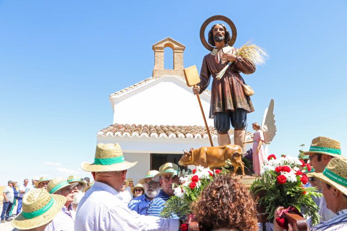 Echando el mayo al patron de los labradores antes de introducirlo en su ermita scaled