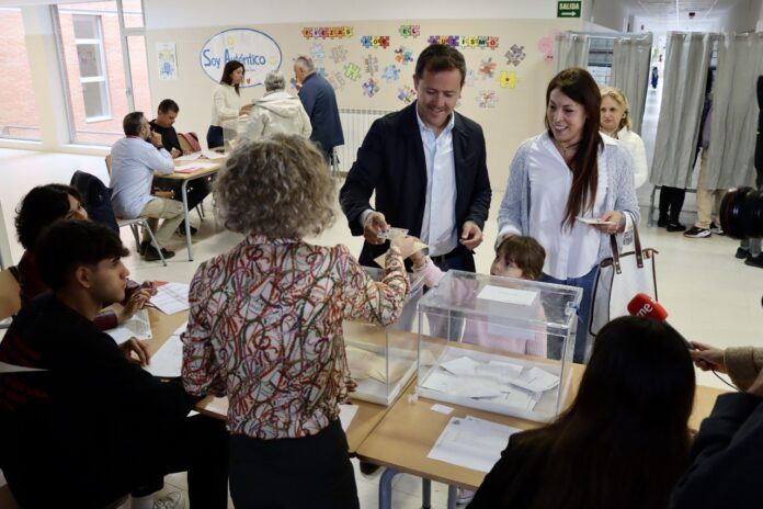 Velazquez vota en Colegio Valparaiso 280523 1