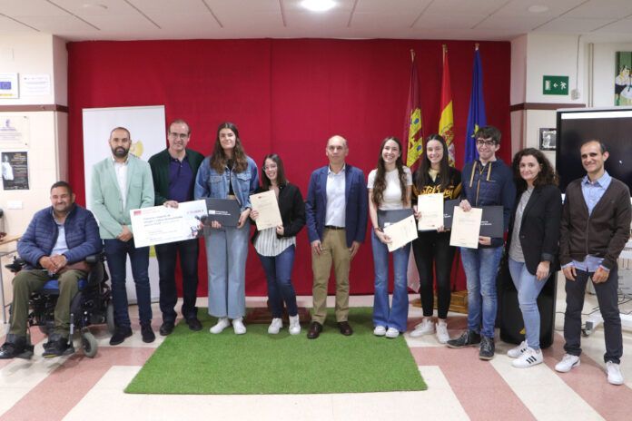 Posado de premiados autoridades academicas y municipales