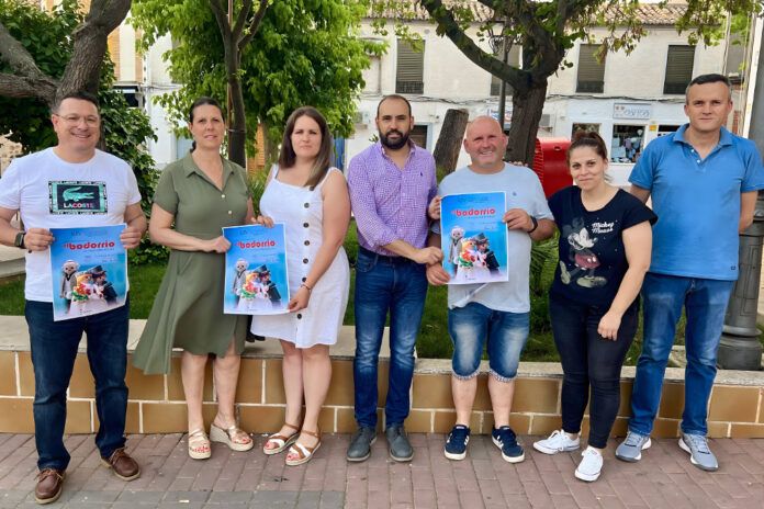 Posando con el cartel de la representacion de este ano