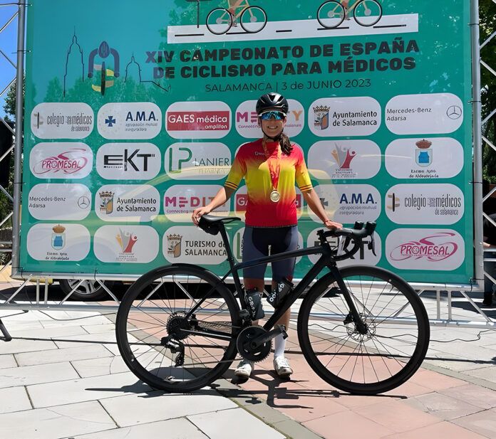 Posando con su bicicleta