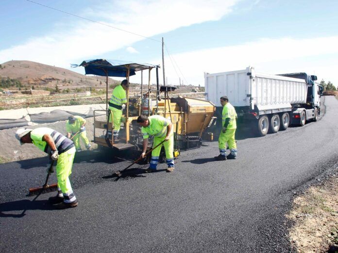 gente trabajo trabajadores empresas sol calor asfalto carretera