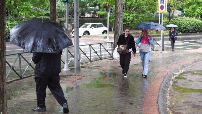 lluvia paraguas gente clm