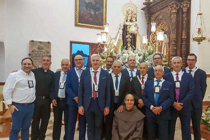 Posando con la nueva junta directiva de la Hermandad de Hombres de la Virgen del Carmen