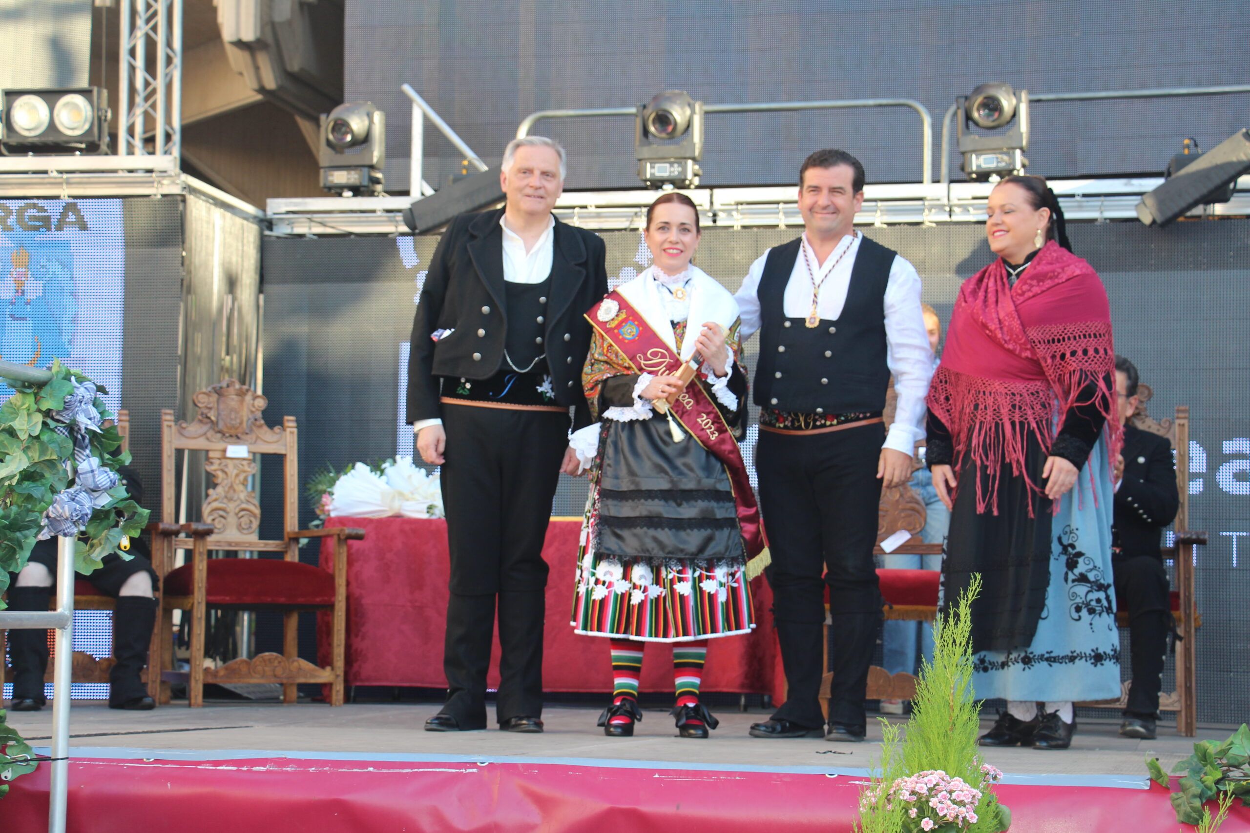 7. Dulcinea con Alcalde Teniente de Alcalde y Concejala de festejos scaled