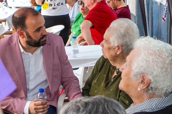 El alcalde de Argamasilla de Calatrava charlando con personas mayores