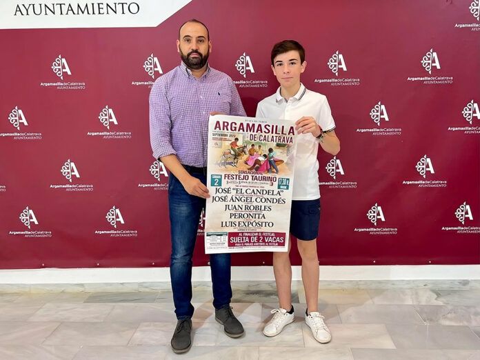 El joven rabanero Luis Exposito mostrando junto al alcalde el cartel del que sera tambien participe