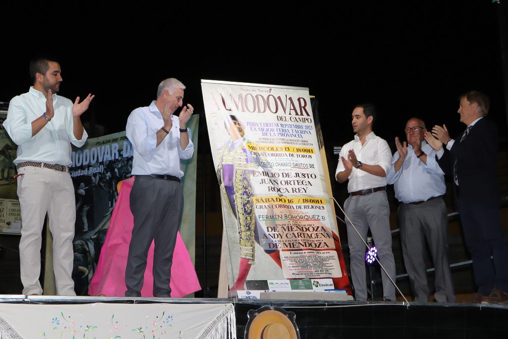 Momento en que se desvelo oficialmente el cartel de la Feria Taurina de Almodovar del Campo